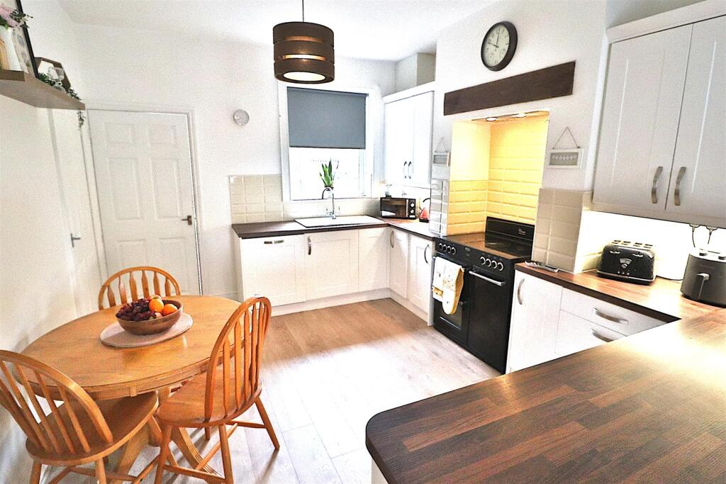 OPEN PLAN LOUNGE/KITCHEN