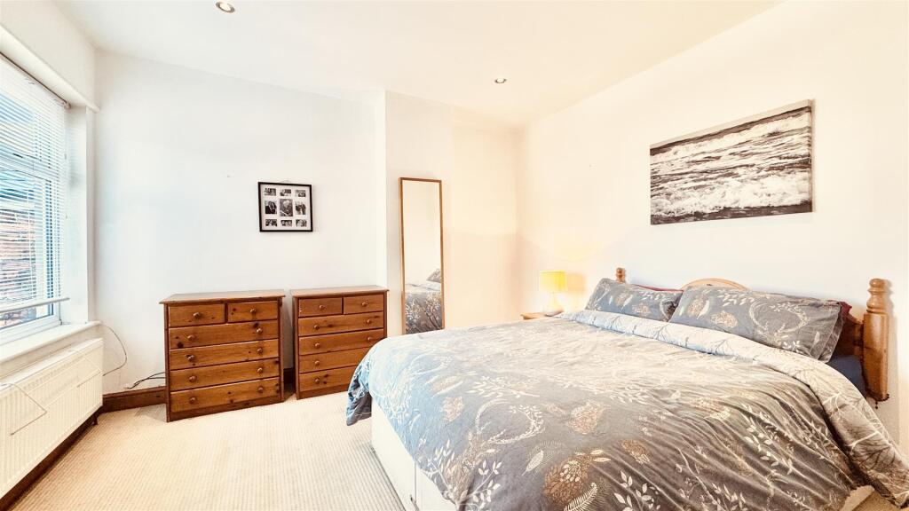27 Queen Street - Bedroom One.jpg