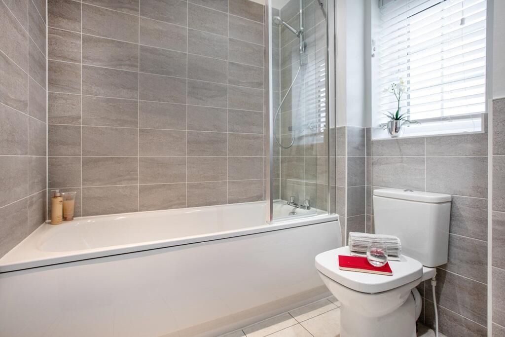 Good size family bathroom