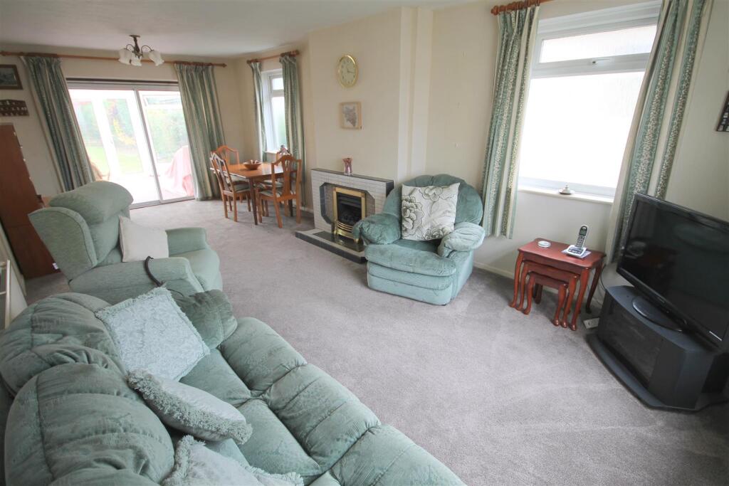 SA Lounge dining i.JPG