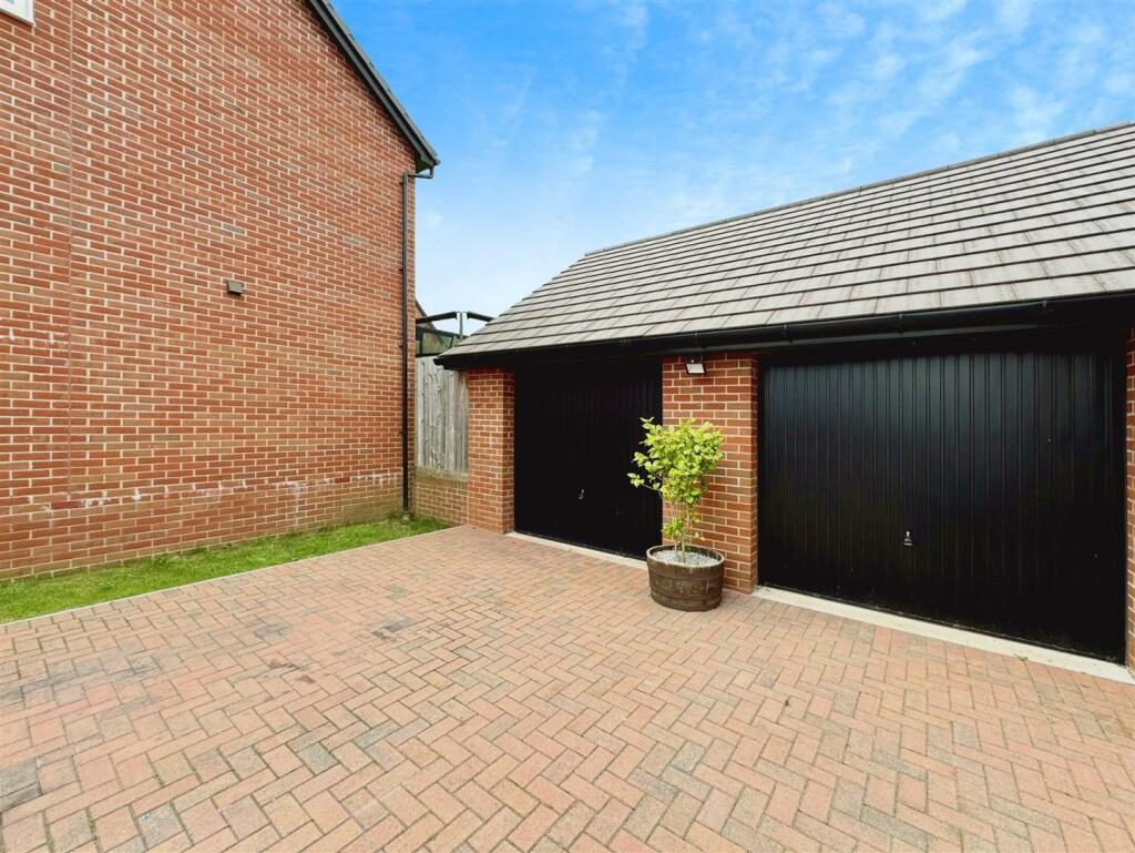 DOUBLE GARAGE