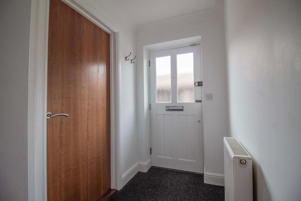 8 St. Edmundsbury Mews [Entrance Hall] 01.jpg