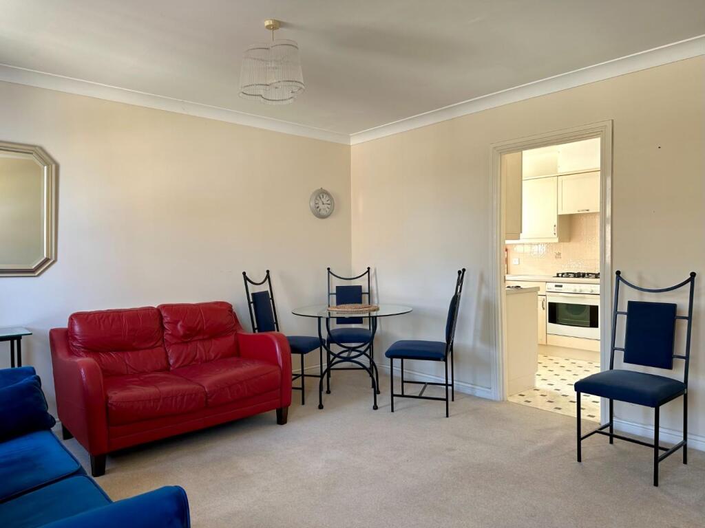 Lounge/Dining