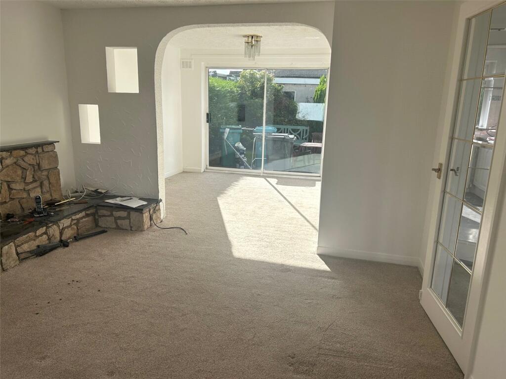 Lounge/ Dning Area