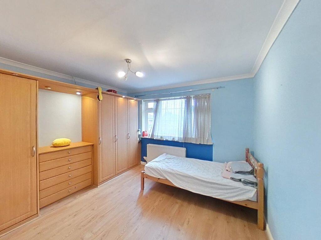 Bannister close (...