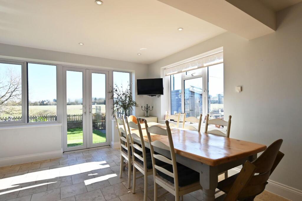 DINING/FAMILY ROOM
