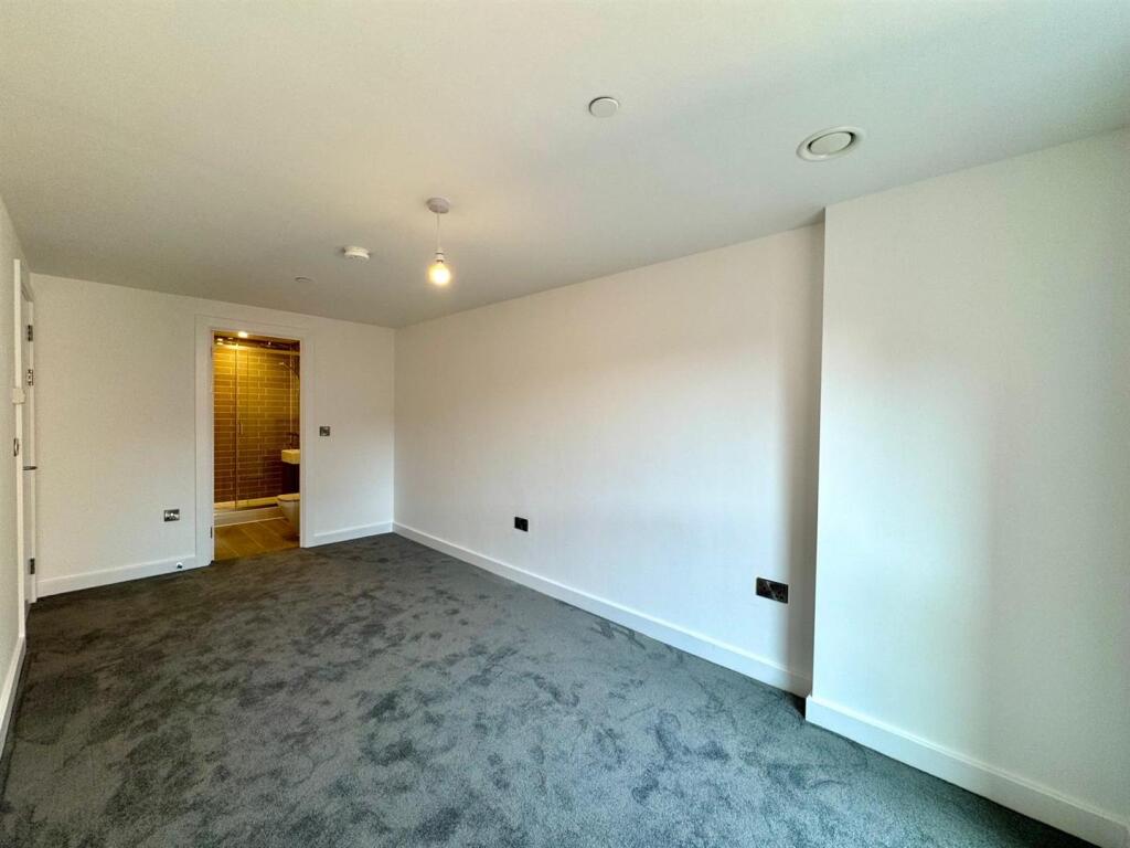 Main bedroom pic 2.jpeg