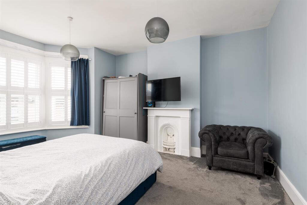 20 Old Road West bedroom1b.jpg