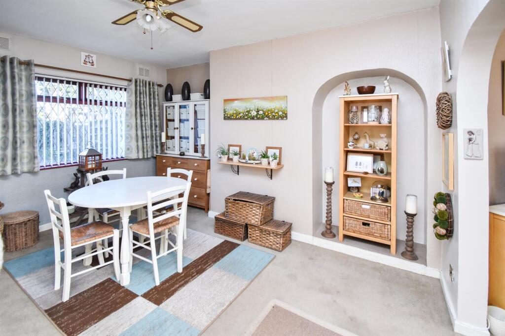 LOUNGE/DINING