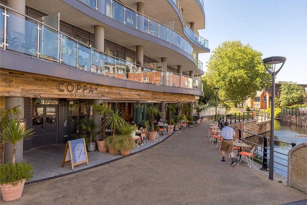 A great selection of shops, bars and restaurants in Maidenhead town centre