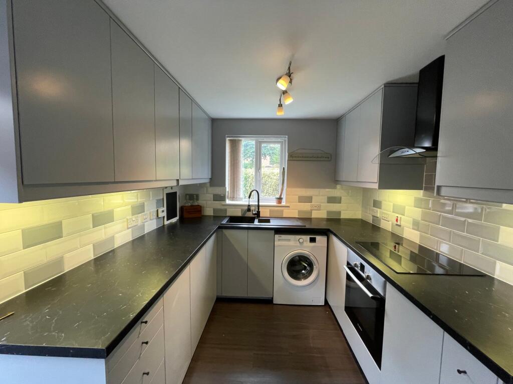 Fully Fitted Kitchen 