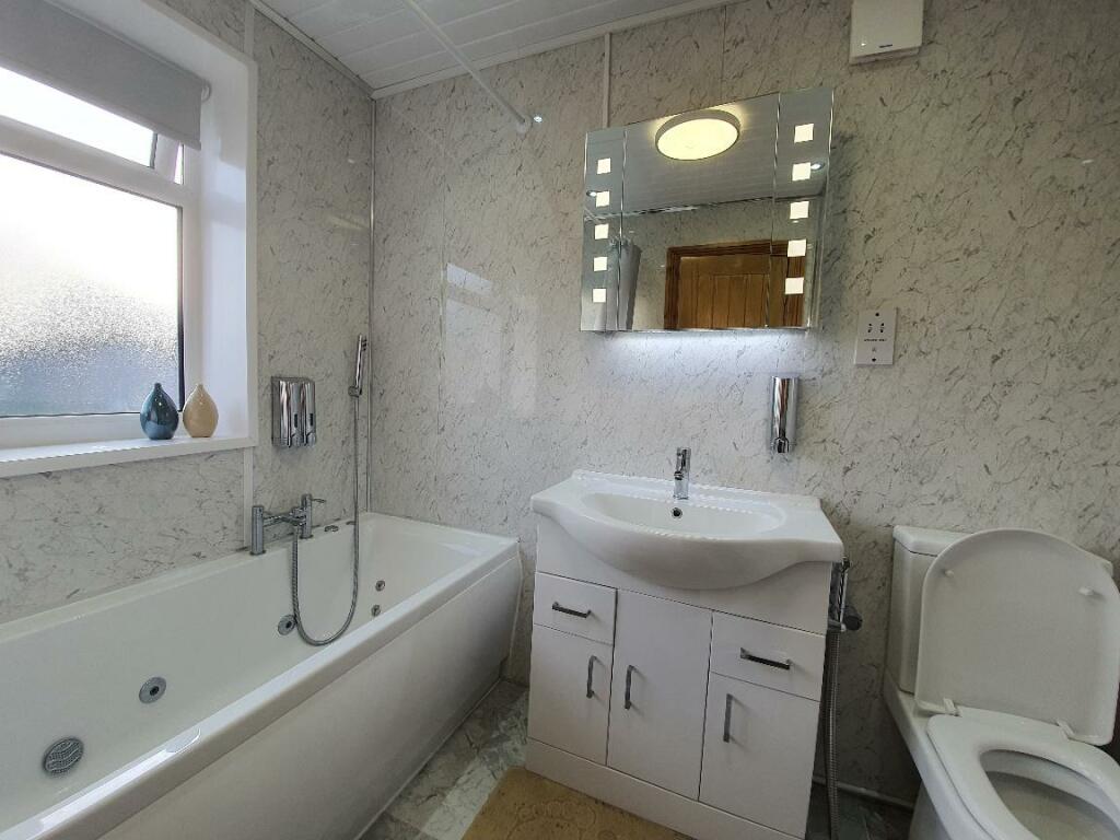 ENSUITE BATHROOM