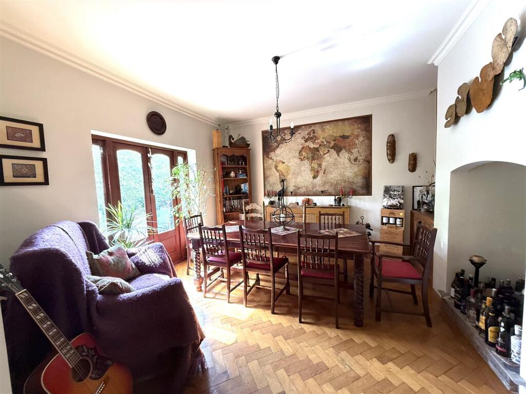 18 market dining.jpeg