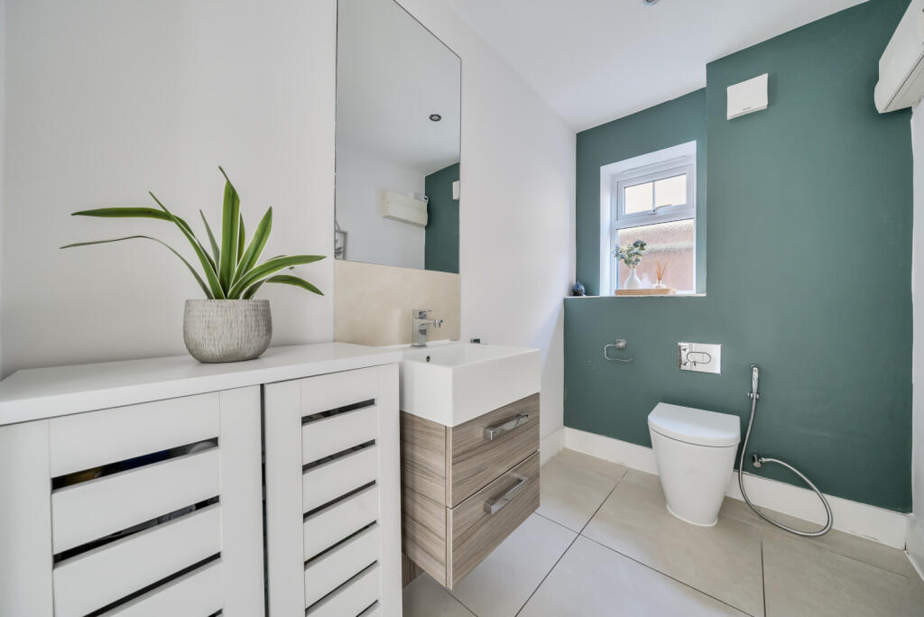 Cloakroom/Wc