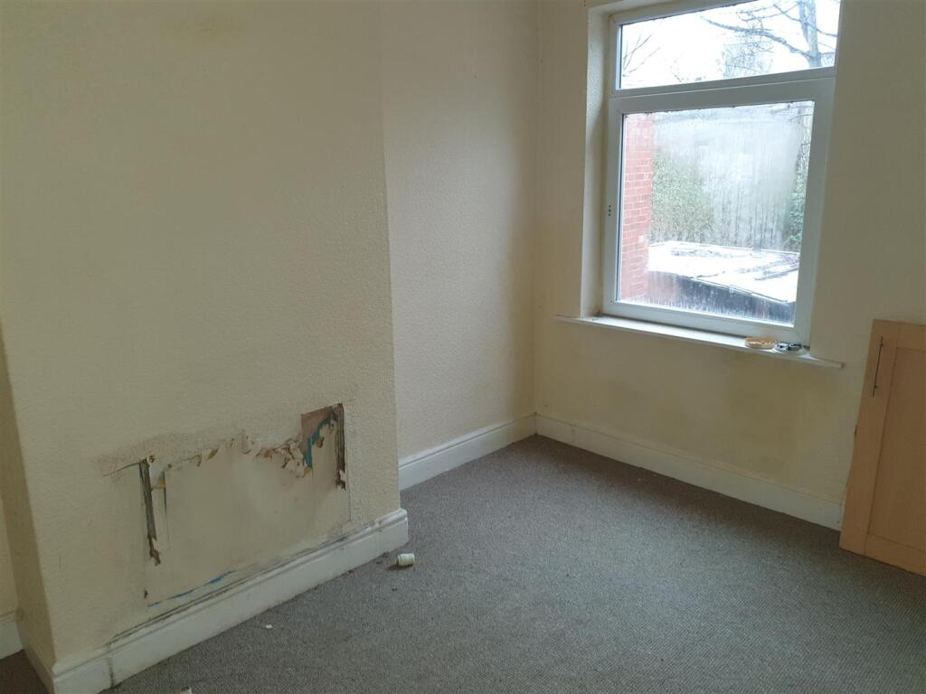 REAR LIVING ROOM