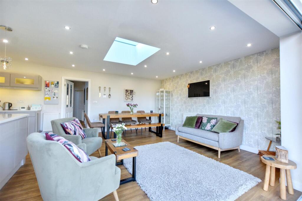 OPEN PLAN FAMILY DINING KITCHEN