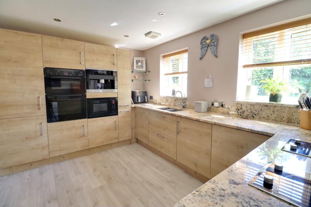 KITCHEN/BREAKFAST ROOM
