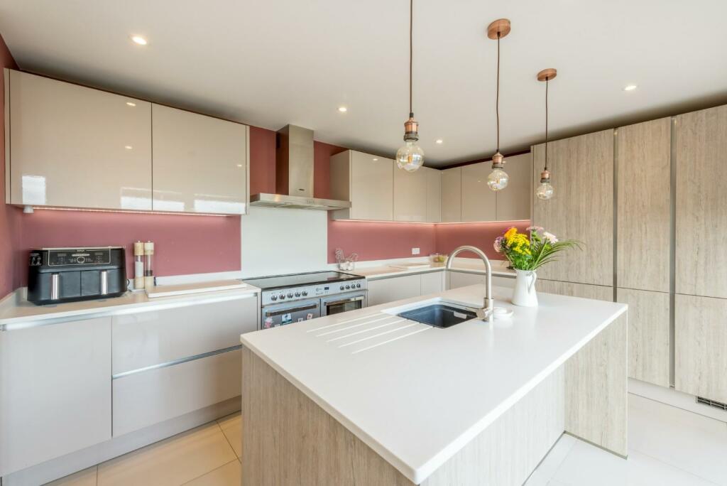 6 Hyldean Close -2.jpg