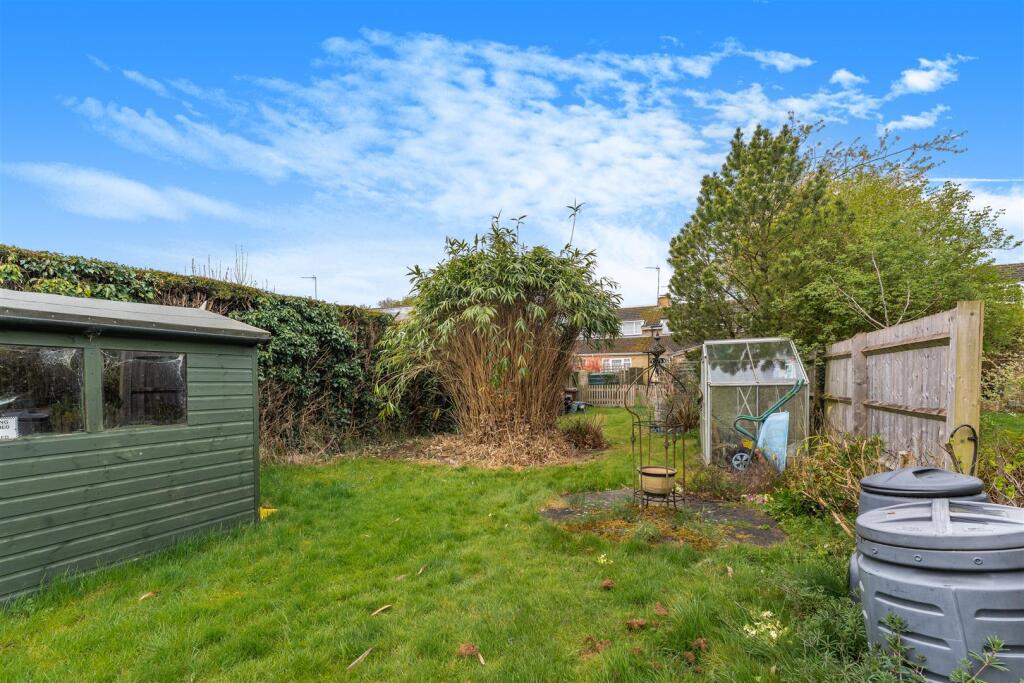 6 Gulliver's Close, Horley-19.jpg