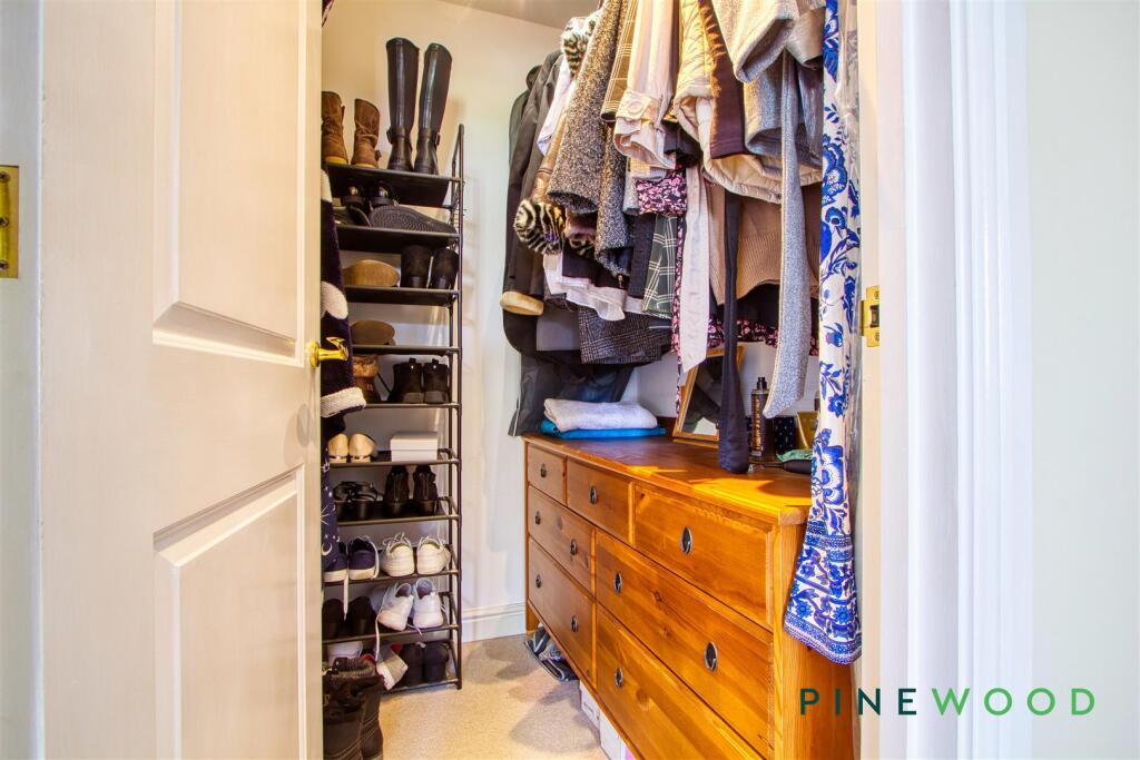 WALK-IN WARDROBE