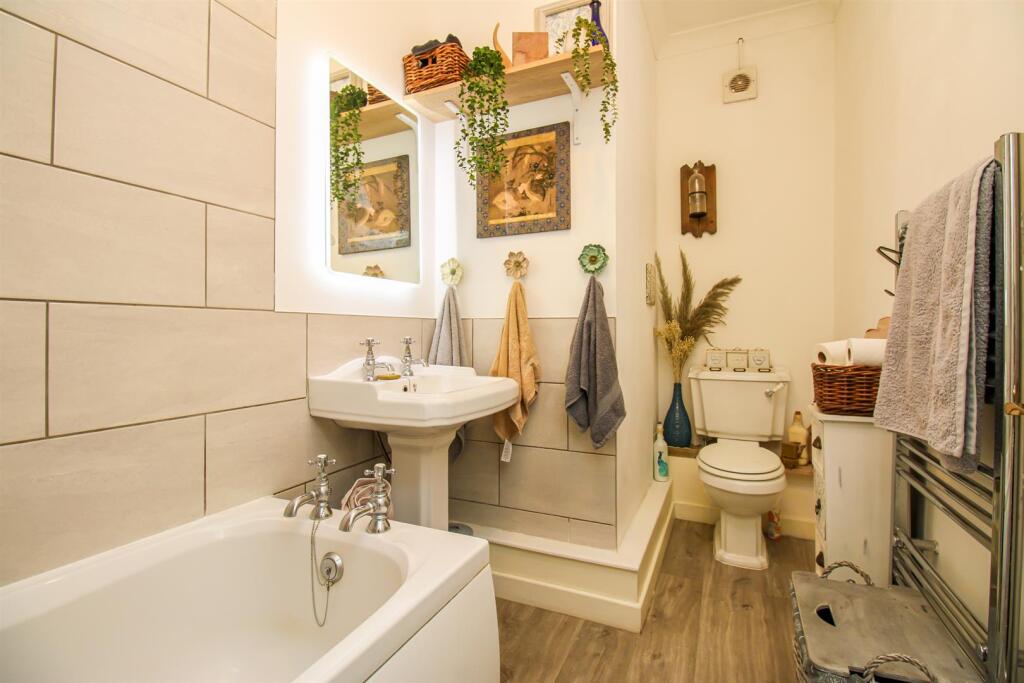 BATHROOM/W.C.