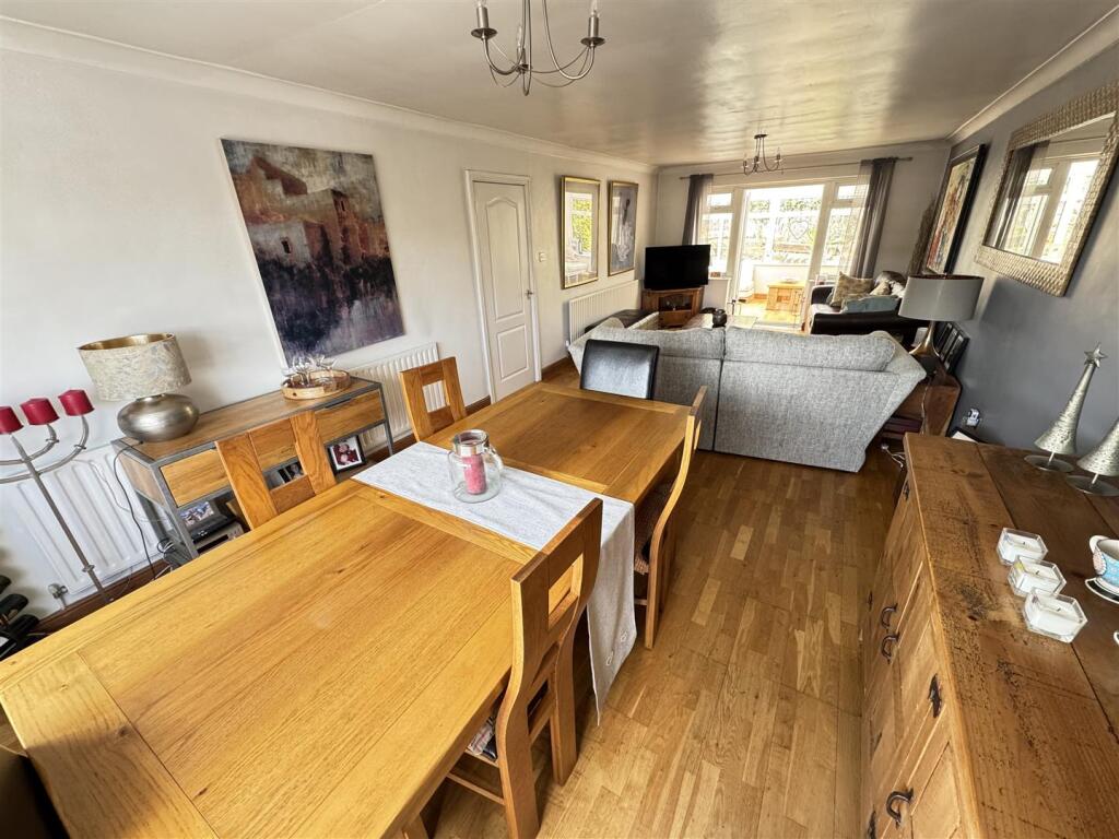 LOUNGE/DINING ROOM