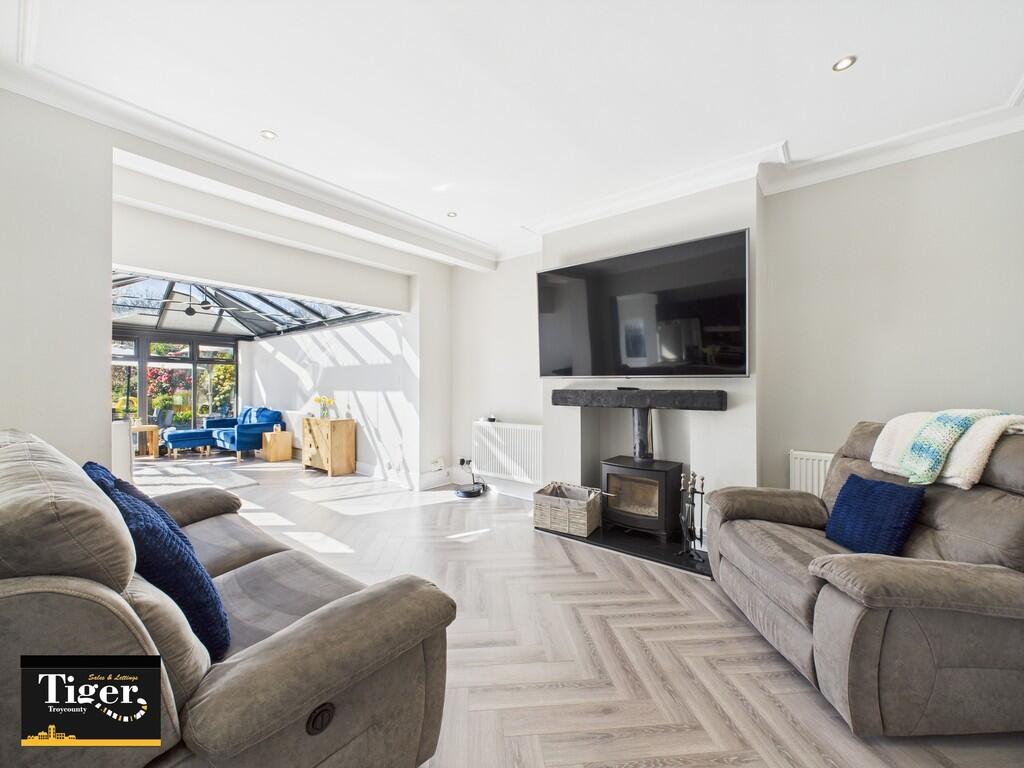 CAM02176G0-PR0528...