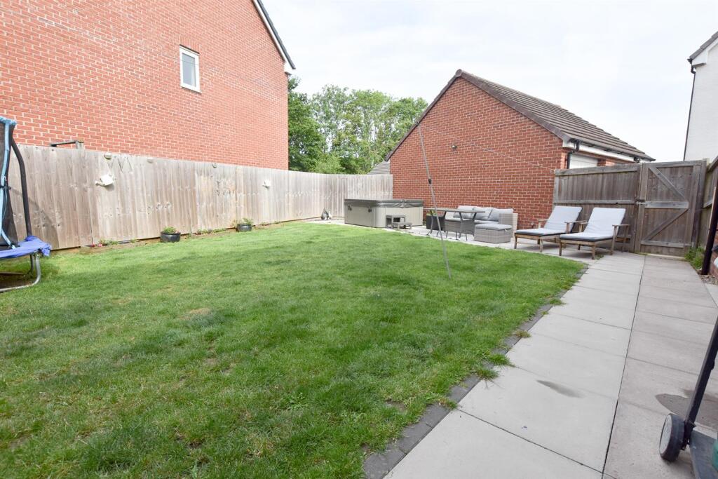 ENCLOSED REAR GARDEN