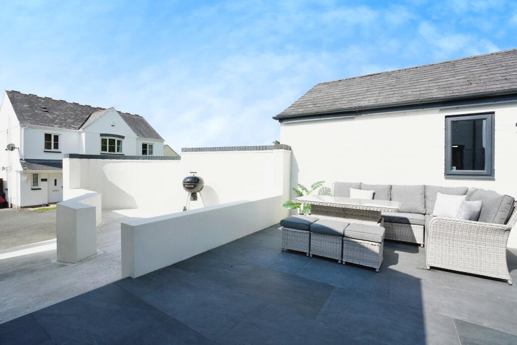 Patio to side