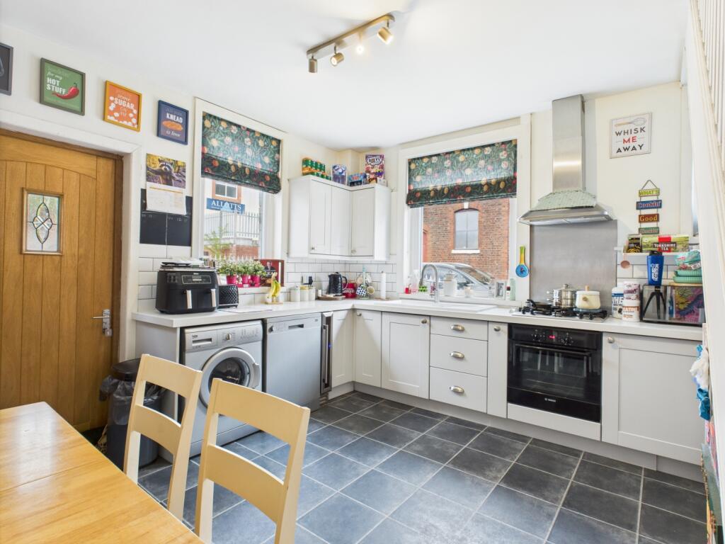 CAM03729G0-PR0103-STILL005