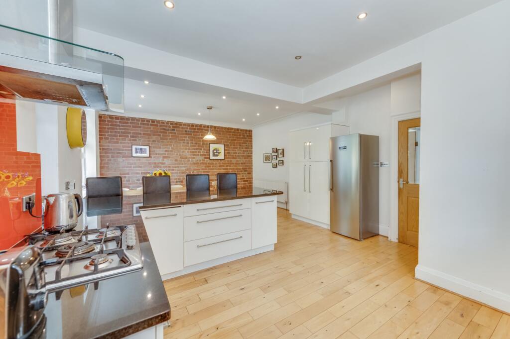 KITCHEN/DINER AND LOUNGE