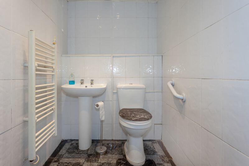 CLOAKROOM 