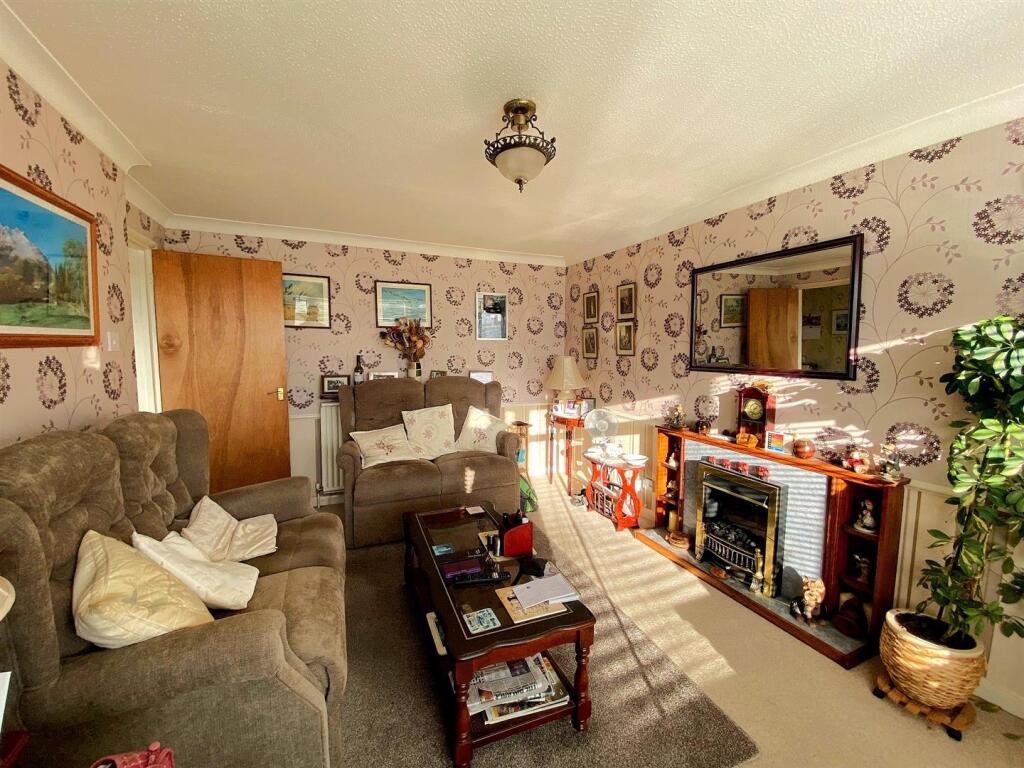 61 College Road - Lounge2.jpg