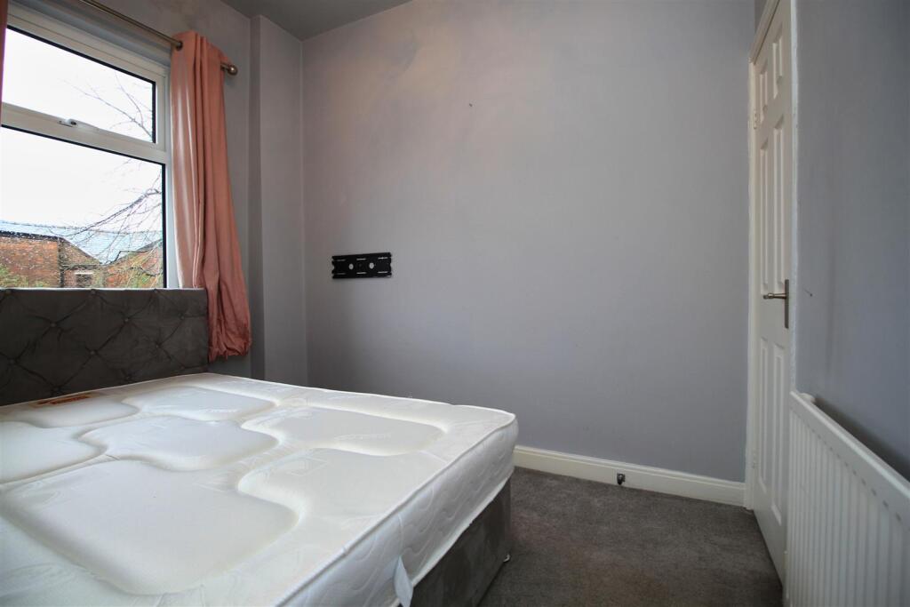 Second bedroom...jpg