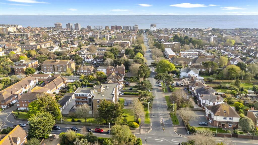 Grand Avenue, Wellington Court 12-007.JPG