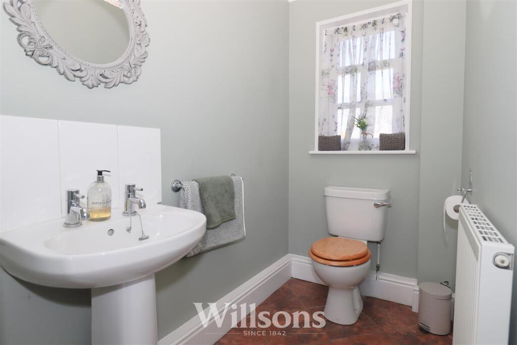Cloakroom /  WC