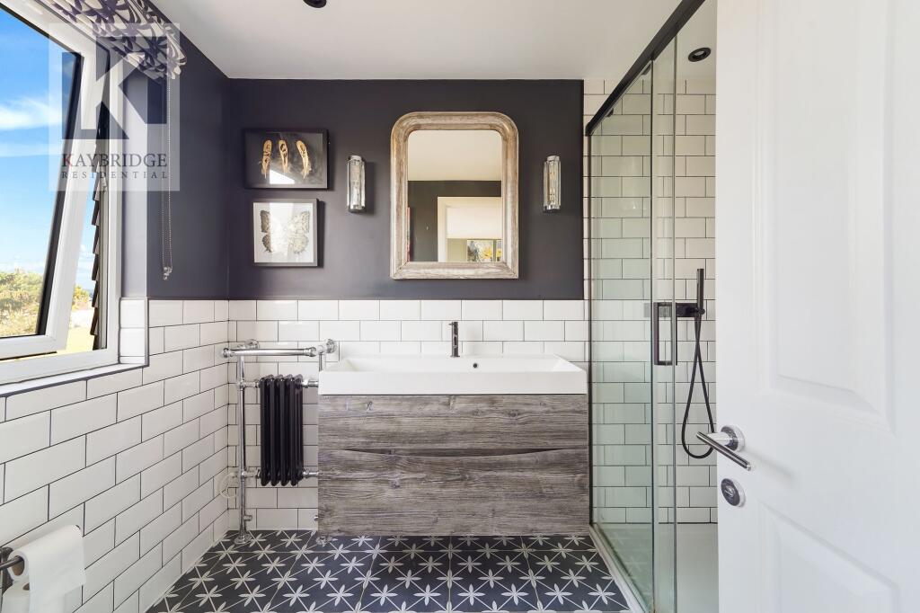 St. Clair Drive, Worcester Park - KT4 8UG