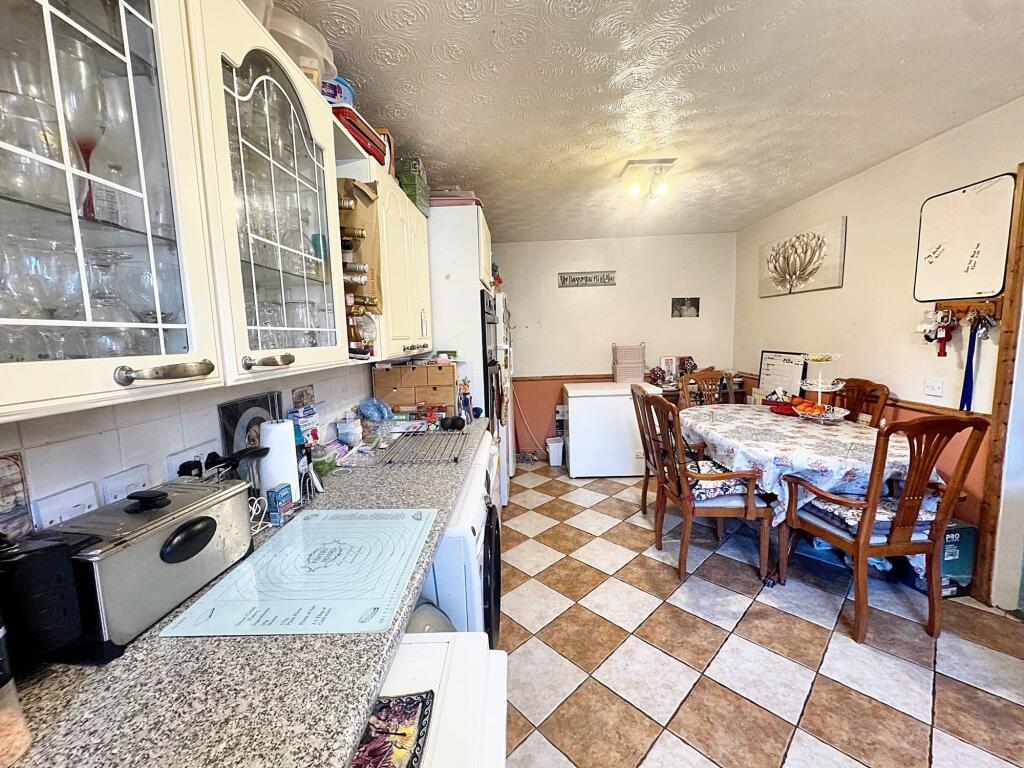 Kitchen/ Dining Room