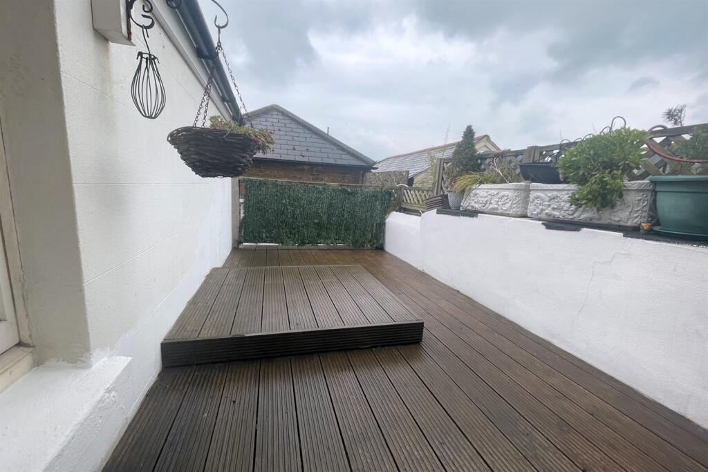 Decked sun terrace o