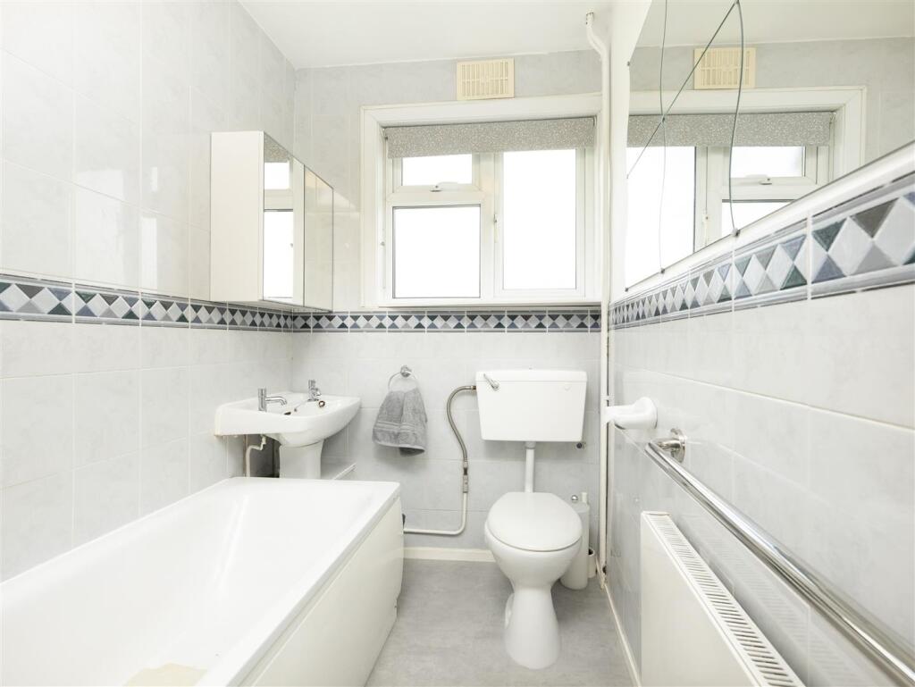 Bathroom 1.jpg
