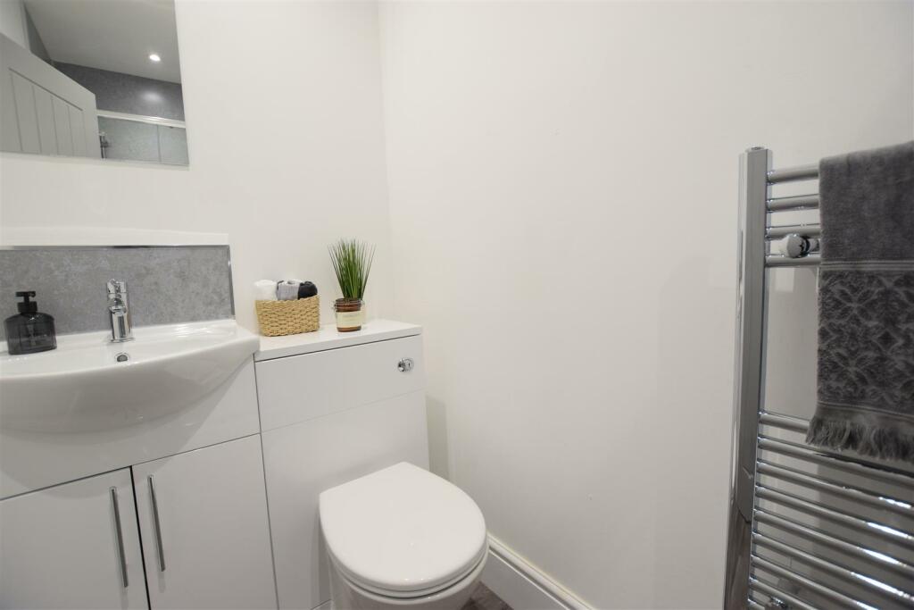 Apt 3, Bathroom.JPG