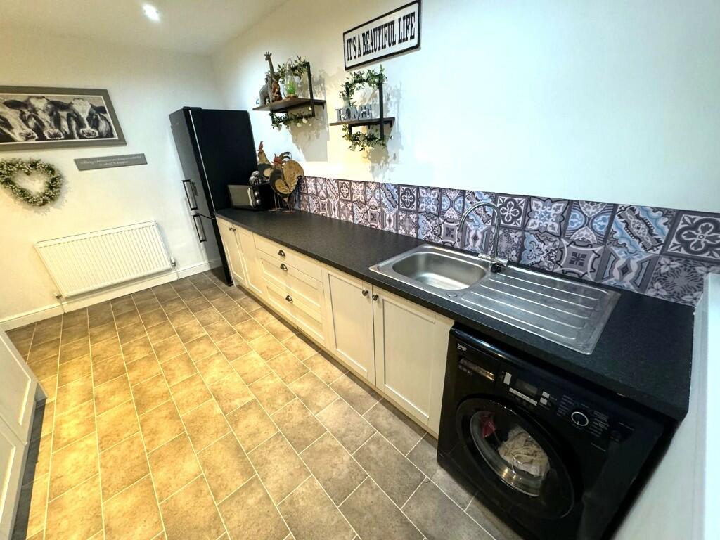 FITTED KITCHEN