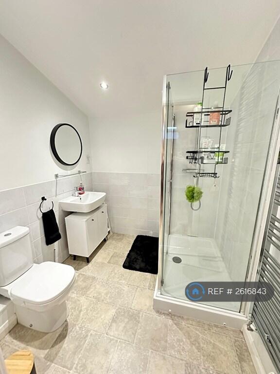 Second Floor En-Suite Bathroom