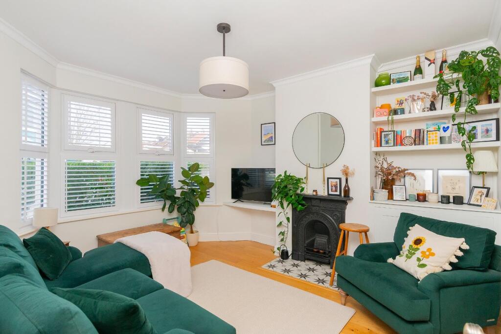 0M1RFS - Living Room C.jpg