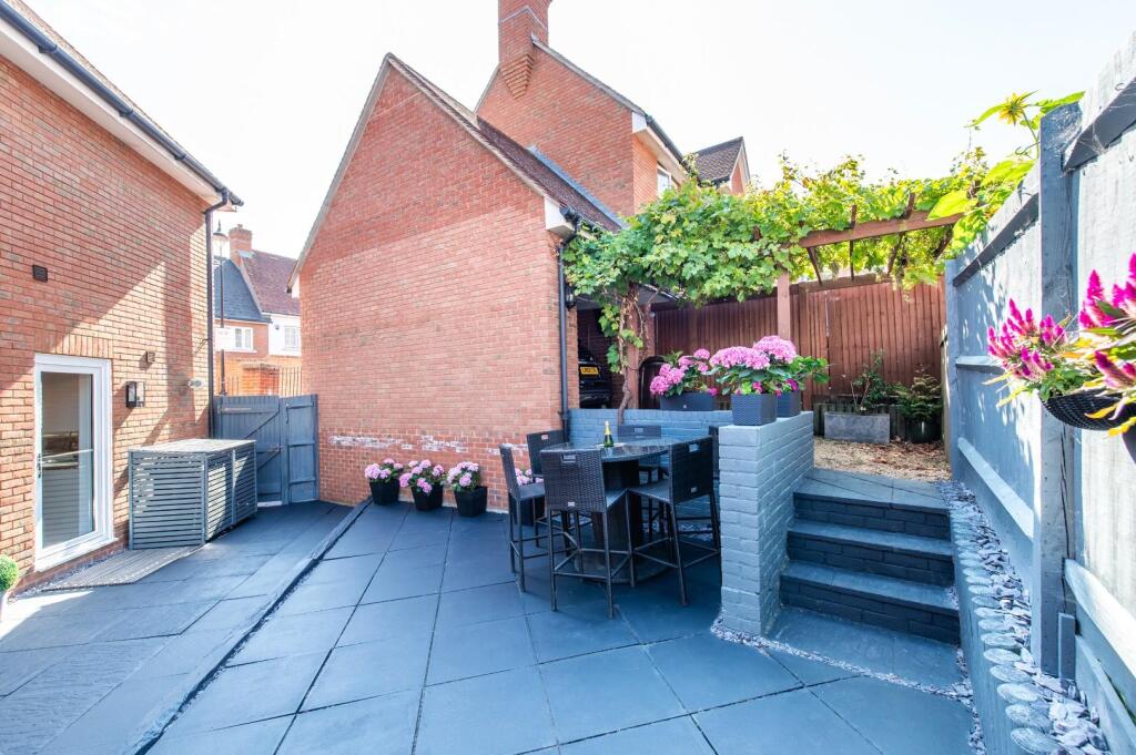 Side Garden &amp; Garage