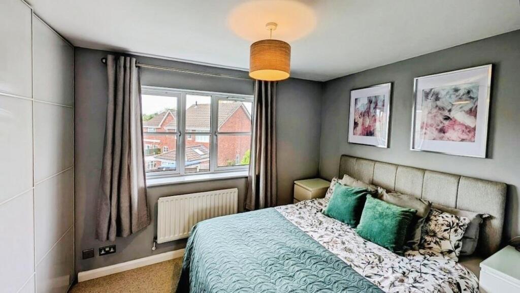 44 Coopers Drive bed 1 a.jpg