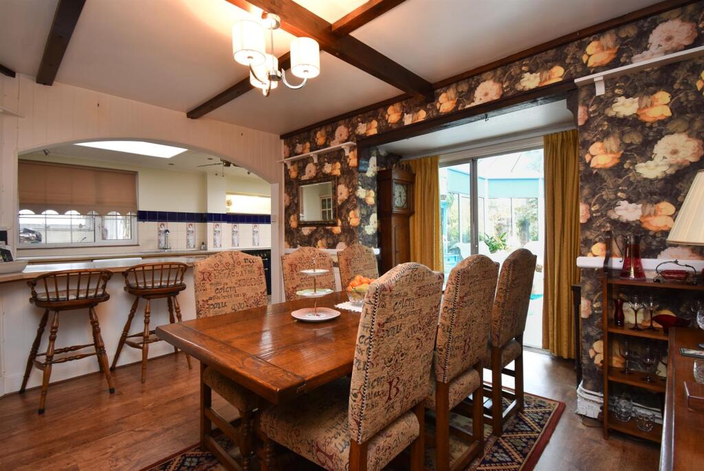 Kitchen &amp; dining room