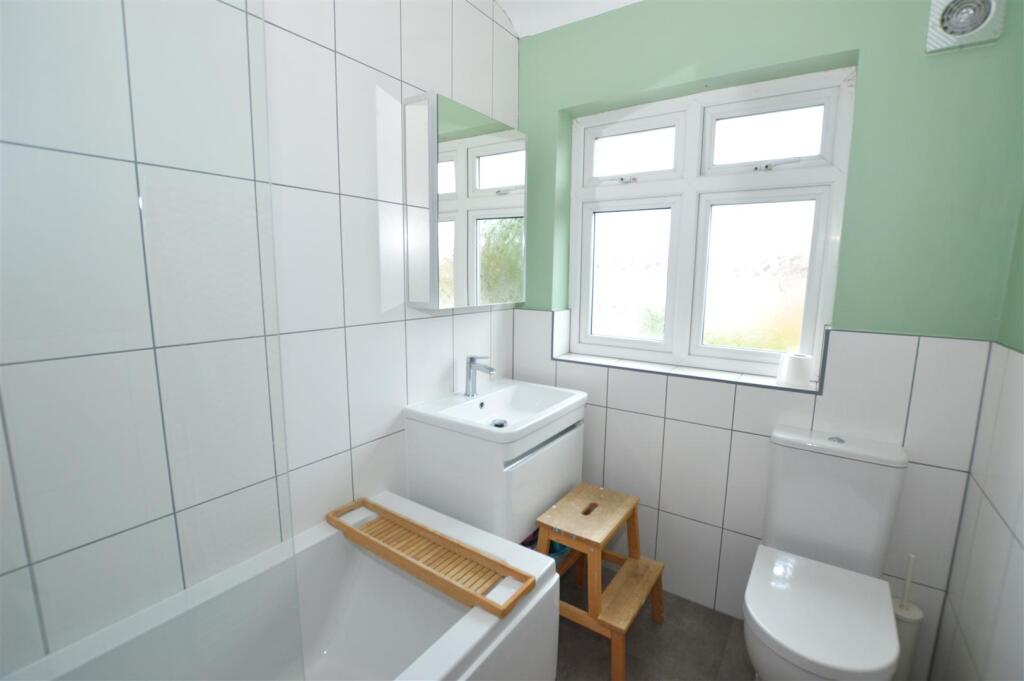 81 Wills Crescent bath.JPG