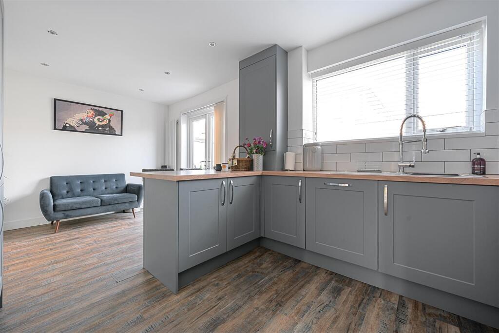 KITCHEN / DINER