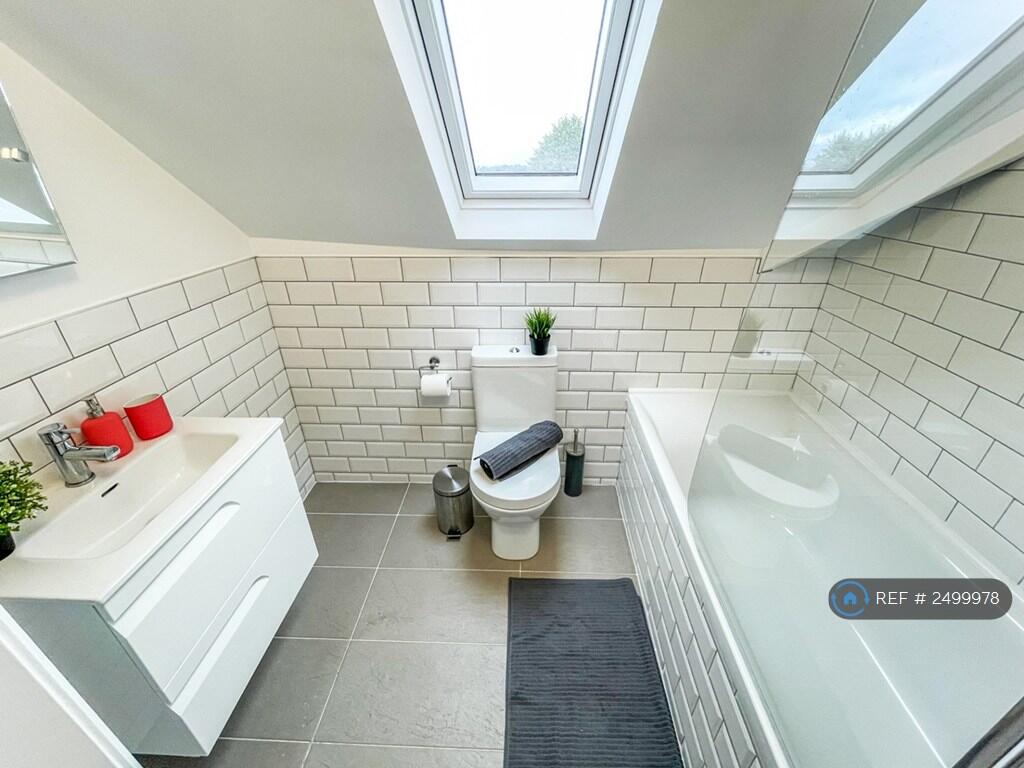 Main Bathroom 